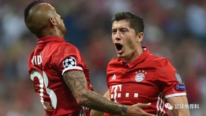 法兰克福训练开放日，集结日复出首秀引欢呼，德国杯在即，年轻球员得到机会(德国杯莱比锡对法兰克福)